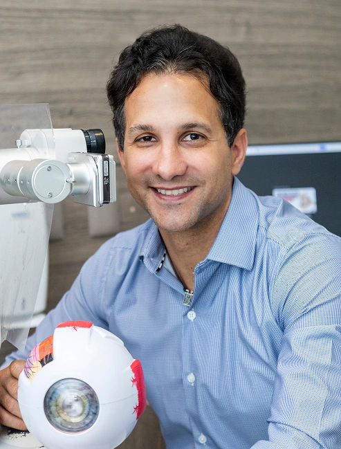 Dr. Mariel Miranda com modelo anatômico do olho, explicando o acompanhamento do glaucoma